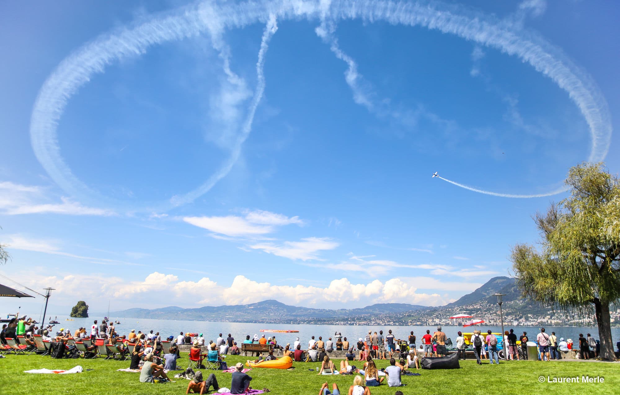 Foule au bord du Lac Léman lors de l'Acro Show Villeneuve