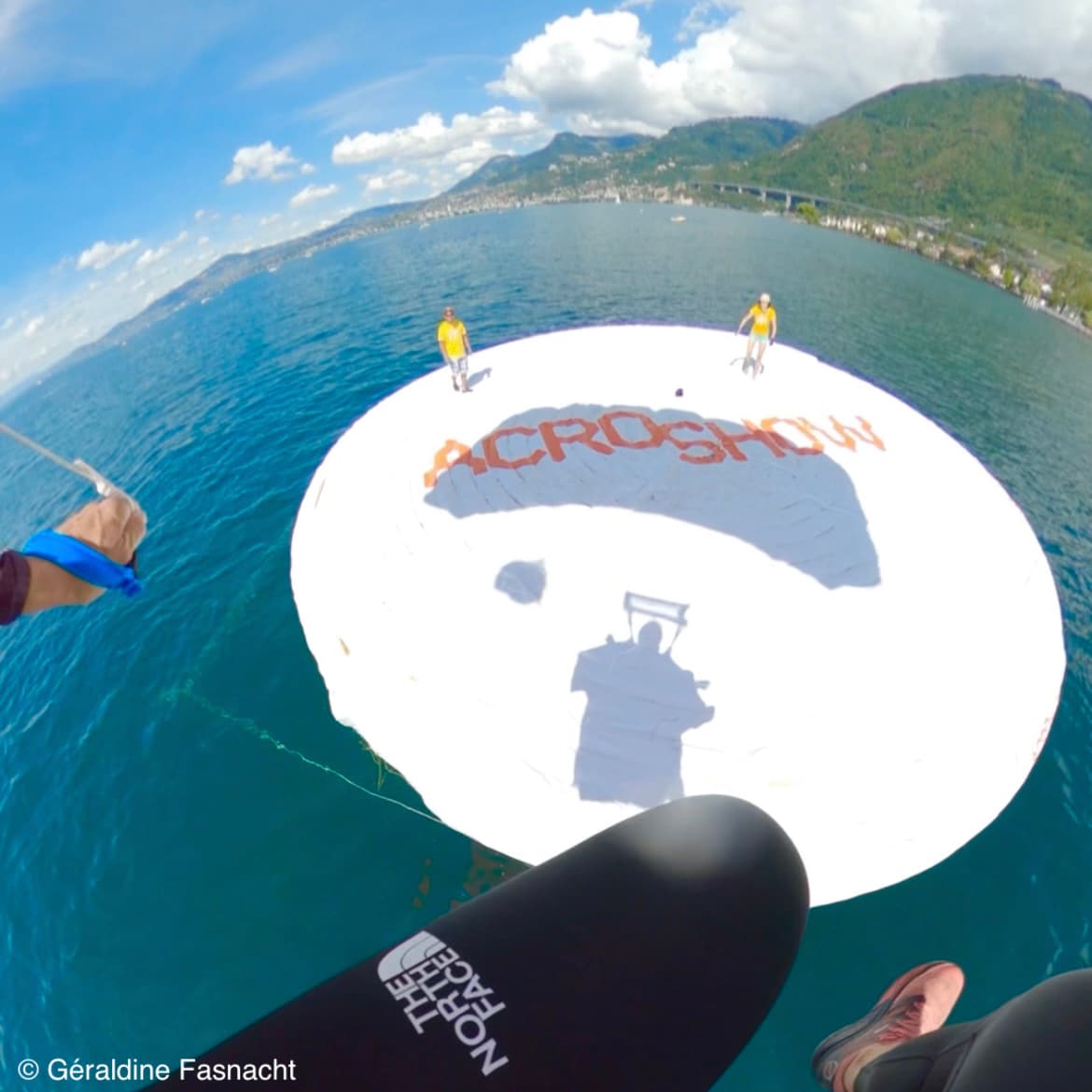 Atterrissage wingsuit sur le radeau flottant au milieu du Lac Léman lors de l'Acro Show Villeneuve